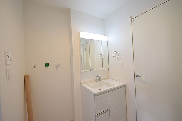 お出かけ前の身だしなみに一歩差がつく三面鏡。ミラー裏にはたっぷり収納もございます。 