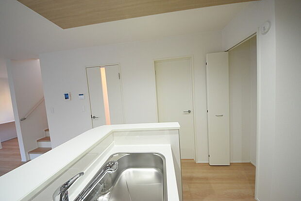 大容量のパントリーがございますので、非常食や食品のストックも沢山置けます。 