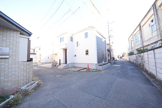 セカンドカーや来客時にも便利なカースペース2台分ございます。