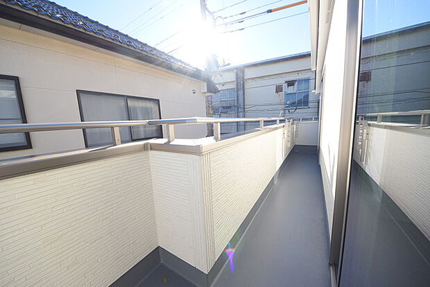 陽ざしが差込む明るいバルコニー。奥行きのあるバルコニーはお洗濯時に助かります。 