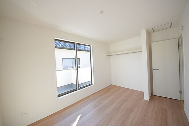 アクセントクロスを使用したオシャレな洋室。窓からそそぐ陽の光が眩しいベッドルームは、朝の目覚めが心地良く迎えられそうです。 