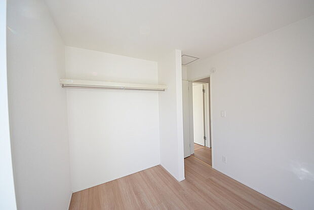 今からここを誰のお部屋にしようか、そんな洋室。大きさは6帖です。 