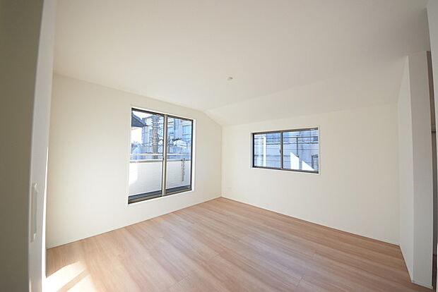 今からここを誰のお部屋にしようか、そんな洋室。大きさは8帖です。