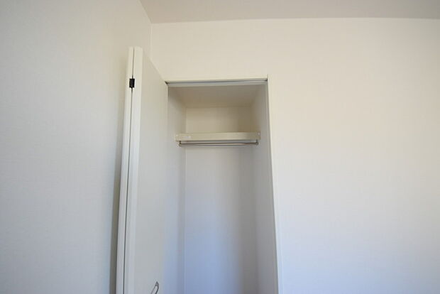 今からここを誰のお部屋にしようか、そんな洋室。大きさは6.42帖です。