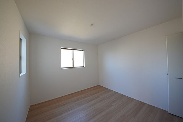 今からここを誰のお部屋にしようか、そんな洋室。大きさは6.42帖です。