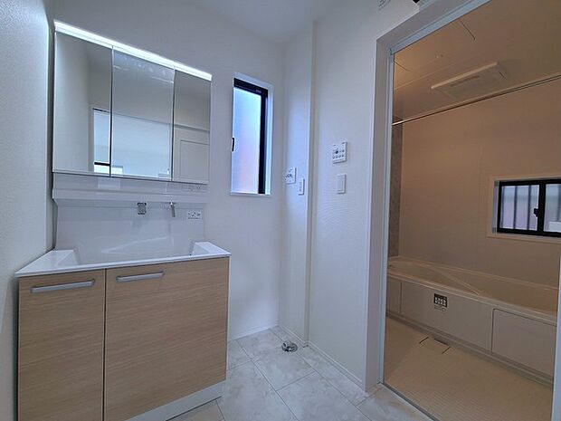 使い勝手の良い洗面台、窓があることで換気もしやすく清潔感のある空間を保てます。
