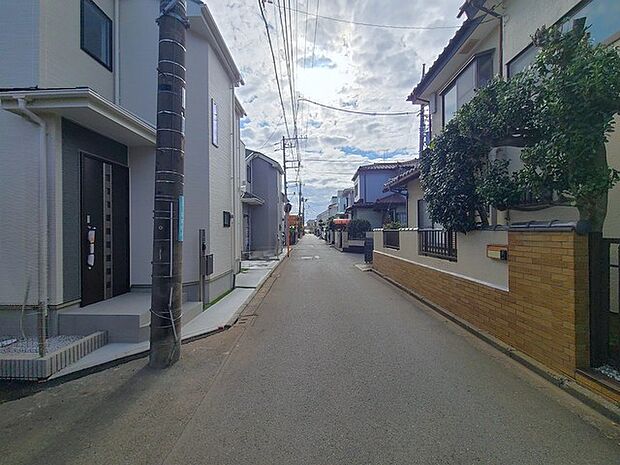 戸建てが立ち並ぶ静かな住宅街。四季折々の移り変わりを感じながら自然と楽しみ、暮らす、そんな毎日を日々の中で感じられる住環境