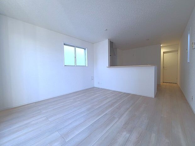 家族団欒のリビング。陽光差し込む食卓には家族の会話とスマイルが溢れます。いつまでもここで食卓を囲みたくなる、そう感じさせてくれるスペース。 