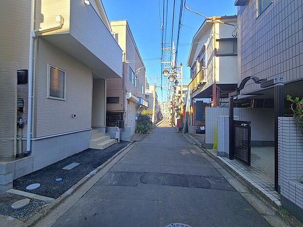 戸建てが立ち並ぶ静かな住宅街。四季折々の移り変わりを感じながら自然と楽しみ、暮らす、そんな毎日を日々の中で感じられる住環境 