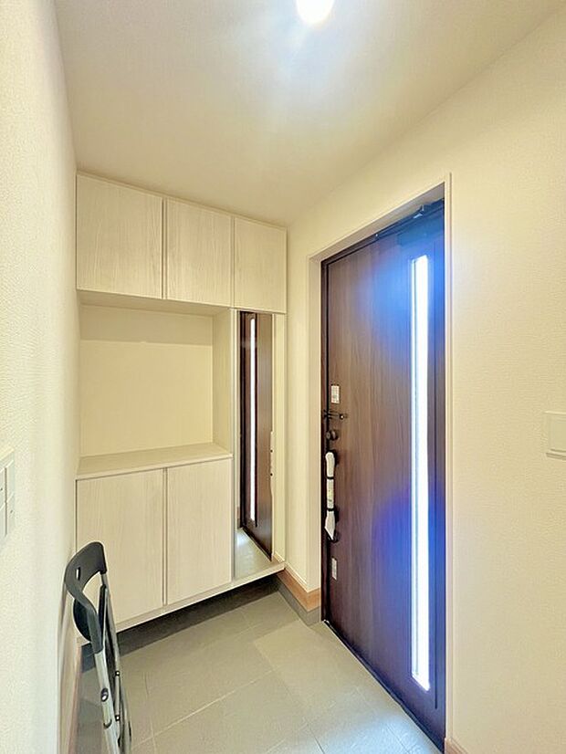 お宅の顔となる明るく開放的な玄関。ご家族皆様様の靴を収納できるスペースと全身鏡があり、お出掛け前に身だしなみチェックもできます。