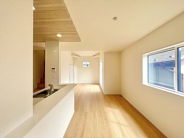 家族や友人、両親、親戚とこれから沢山の時間を紡ぐのだろう。そこを彩るのは窓から見える青い空、心地よい緑。そんなイメージが膨らむリビングスペース。