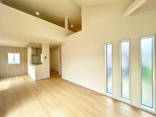 家族の集うリビングには色々な方向から光が差し込む設計に。家族のコミュニケーションが弾むスポットだから明るい雰囲気であってほしい。