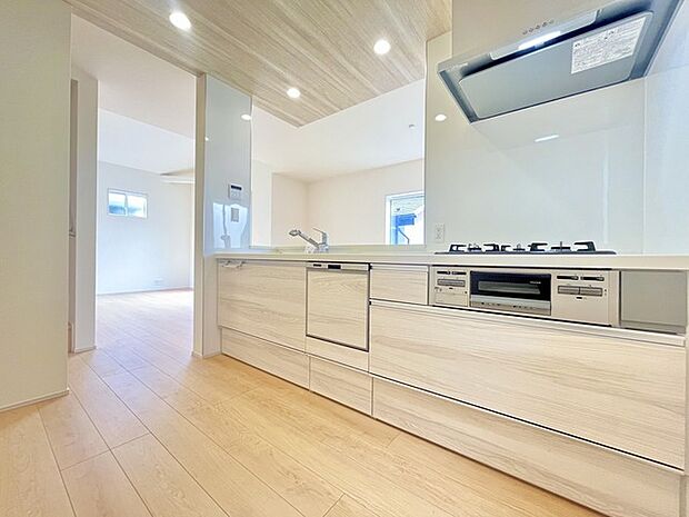 リビングにいる家族の顔が見渡せるカウンターキッチン。お料理もより一層おいしく、楽しく。食器棚を背面に設置しても十分な広さを確保しています。