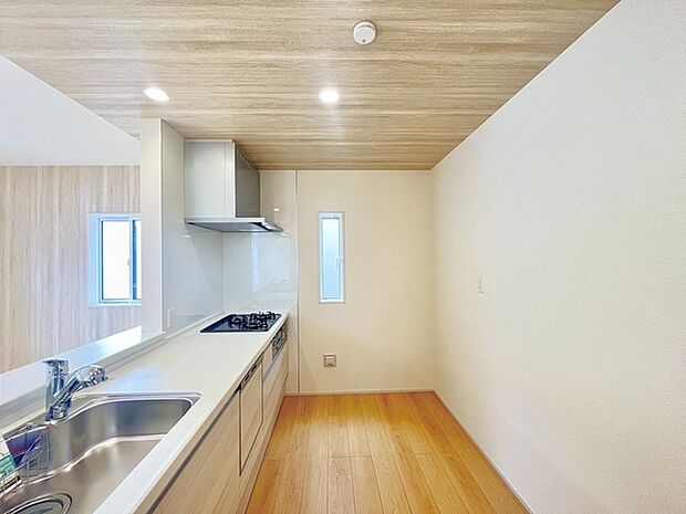 明るい光が降り注ぐ窓があるキッチンはお料理を作る時の気持ちもいつもより明るくなります。近くに窓があるので換気もしやすいですね。