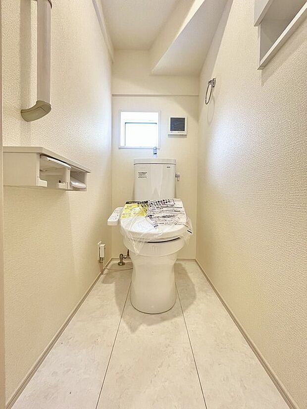 ウォシュレット機能付きのトイレ。換気のしやすい窓付きで、収納もあり実用性も兼ね備えた造り。