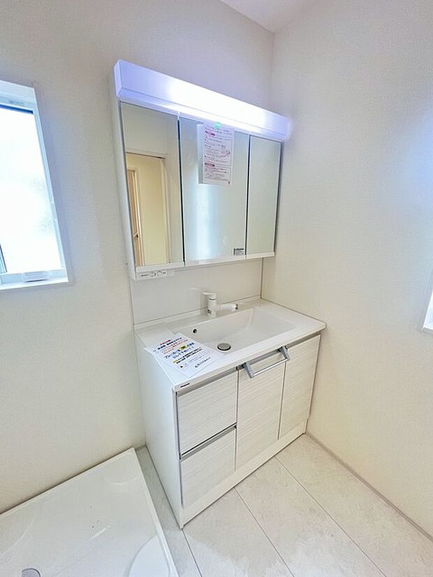 お出かけ前の身だしなみに一歩差がつく三面鏡。ミラー裏にはたっぷり収納もございます。