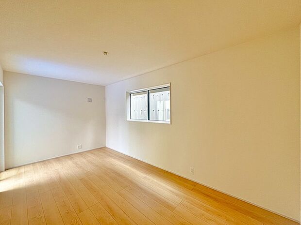 どんな家具にでも相性が良い清潔感ある白色調のクロスを採用。主張しすぎない配色、耐久性にも優れた床材は日々のメンテナンスも楽に、快適に過ごして頂けるよう考えられています。