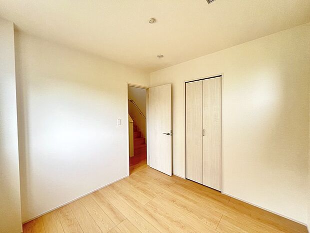 どんな家具にでも相性が良い清潔感ある白色調のクロスを採用。主張しすぎない配色、耐久性にも優れた床材は日々のメンテナンスも楽に、快適に過ごして頂けるよう考えられています。