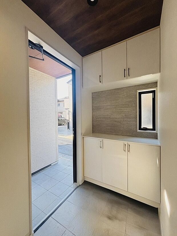 明るく開放的な玄関、靴の脱ぎ履きもしやすく、収納も豊富でご家族皆様の靴をスッキリ収納できます。