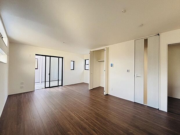 家族の集うリビングには色々な方向から光が差し込む設計に。家族のコミュニケーションが弾むスポットだから明るい雰囲気であってほしい。