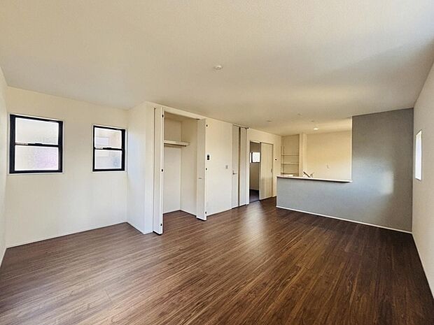 家族団欒のリビング。陽光差し込む食卓には家族の会話とスマイルが溢れます。いつまでもここで食卓を囲みたくなる、そう感じさせてくれるスペース。