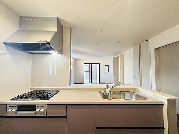 リビングにいる家族の顔が見渡せるカウンターキッチン。お料理もより一層おいしく、楽しく。食器棚を背面に設置しても十分な広さを確保しています。