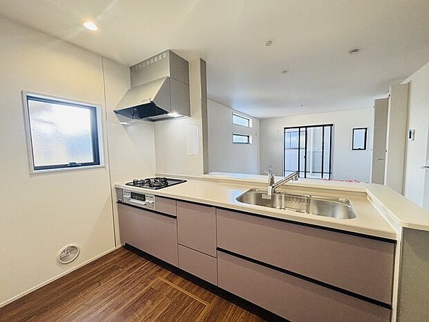 家族が一番集まる場所だから広々としつつも素敵な空間であって欲しい。皆がくつろぐリビングからキッチンまでが一つに繋がる空間。