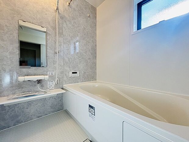 落ち着いた色味の浴室で1日の疲れをゆっくりと癒してください。