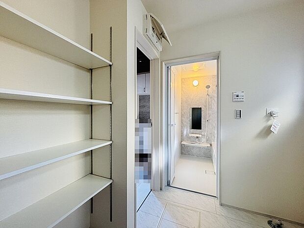 ゆとりの洗面スペースで朝の身支度もスムーズに行えます。