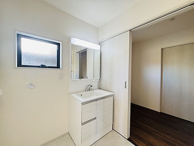 お出かけ前の身だしなみに一歩差がつく三面鏡。ミラー裏にはたっぷり収納もございます。