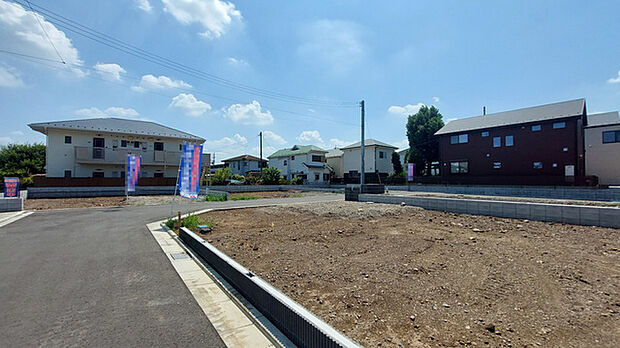 戸建てが立ち並ぶ静かな住宅街。四季折々の移り変わりを感じながら自然と楽しみ、暮らす、そんな毎日を日々の中で感じられる住環境 