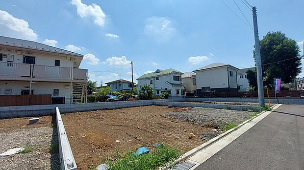 セカンドカーや来客時にも便利なカースペース2台分ございます。 