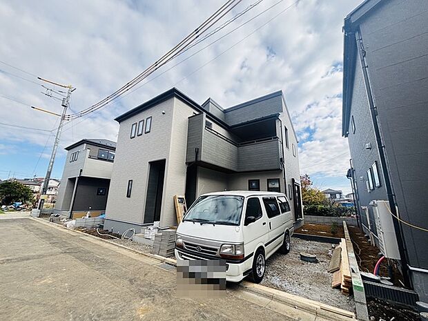 セカンドカーや来客時にも便利なカースペース2台分ございます。 