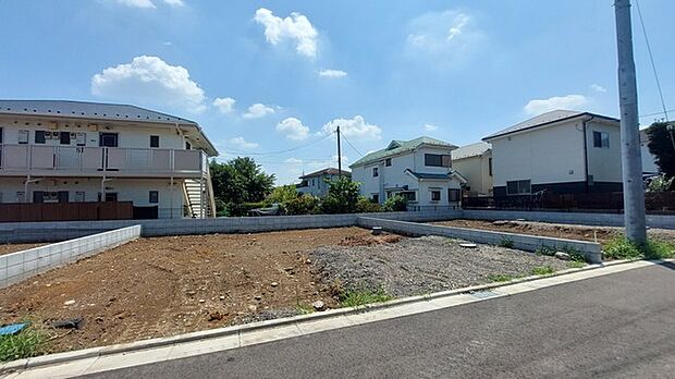 戸建てが立ち並ぶ静かな住宅街。四季折々の移り変わりを感じながら自然と楽しみ、暮らす、そんな毎日を日々の中で感じられる住環境 