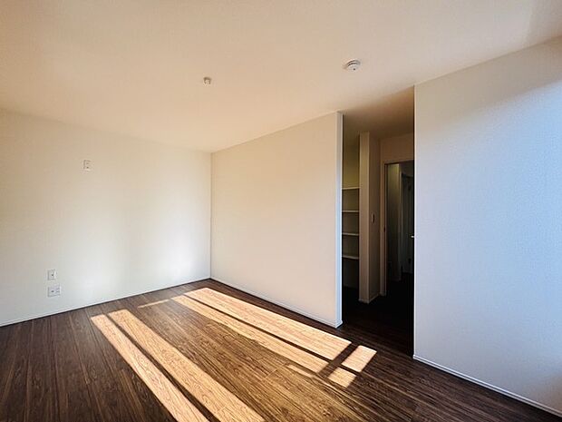 どんな家具にでも相性が良い清潔感ある白色調のクロスを採用。主張しすぎない配色、耐久性にも優れた床材は日々のメンテナンスも楽に、快適に過ごして頂けるよう考えられています。