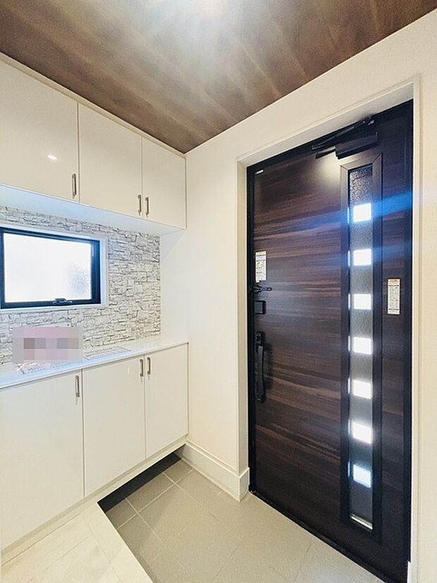 明るく開放的な玄関、靴の脱ぎ履きもしやすく、収納も豊富でご家族皆様の靴をスッキリ収納できます。 