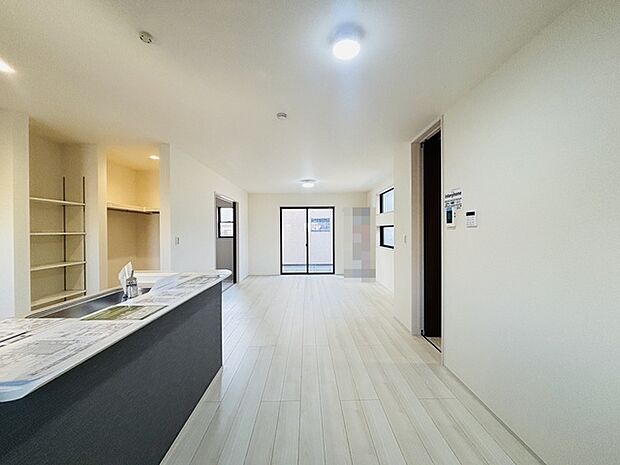 どんな家具にでも相性が良い清潔感ある白色調のクロスを採用。主張しすぎない配色、耐久性にも優れた床材は日々のメンテナンスも楽に、快適に過ごして頂けるよう考えられています。 