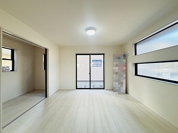 家族の集うリビングには色々な方向から光が差し込む設計に。家族のコミュニケーションが弾むスポットだから明るい雰囲気であってほしい。 