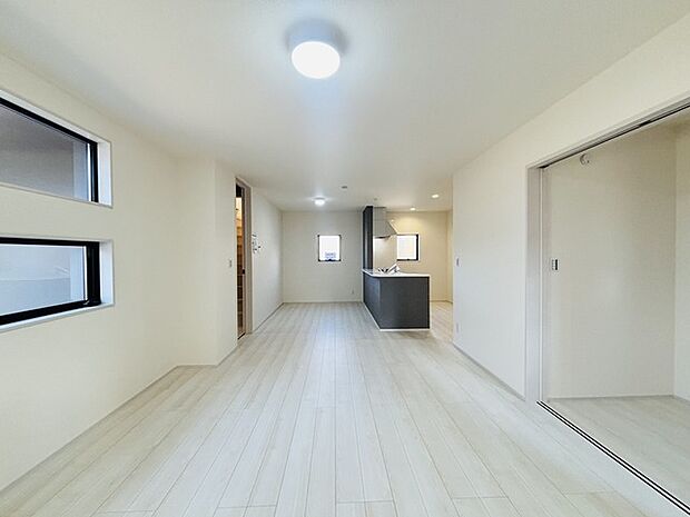 夕食の時間。家族、友人、両親、親戚との会話がより料理を美味しくしてくれる。あっという間に時間が過ぎてしまう居心地の良さは、普段はほっとする空間としてここにあります。 