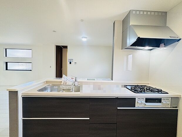 家族が一番集まる場所だから広々としつつも素敵な空間であって欲しい。皆がくつろぐリビングからキッチンまでが一つに繋がる空間。 