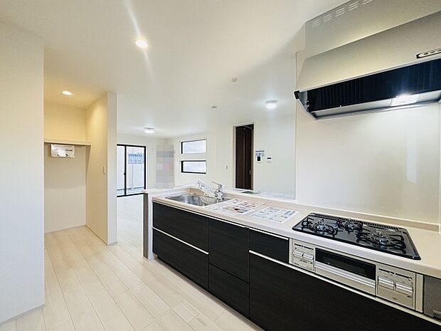 家族団欒のリビング。陽光差し込む食卓には家族の会話とスマイルが溢れます。いつまでもここで食卓を囲みたくなる、そう感じさせてくれるスペース。 