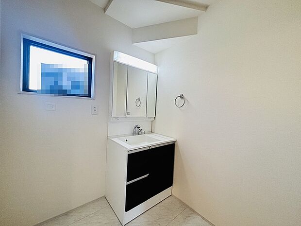 ゆとりの洗面スペースで朝の身支度もスムーズに行えます。 