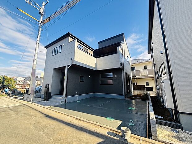 前面道路は広く、駐車がしやすいです。駐車スペース2台分ございます。 