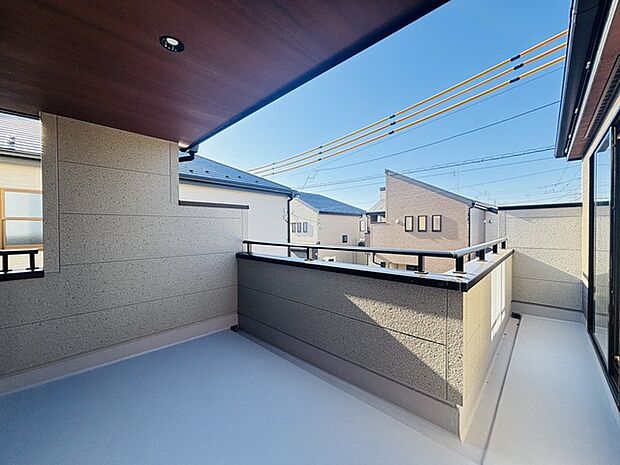 プライバシーを確保しやすい広々としたインナーバルコニー。雨天時でも洗濯物が濡れることなく安心です。 