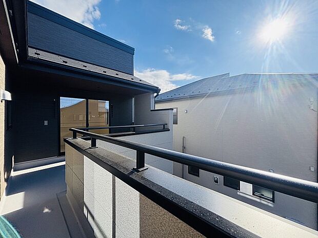 窓から眺める風景は一日の疲れを癒すヒーリングを奏でる、心地の良い時間を演出してくれます。室内も重要ですが、周りの環境もマイホーム選びの大事なポイント  