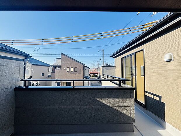 陽ざしが差込む明るいバルコニー。奥行きのあるバルコニーはお洗濯時に助かります。 