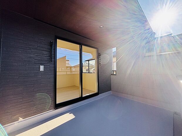 プライバシーを確保しやすい広々としたインナーバルコニー。雨天時でも洗濯物が濡れることなく安心です。 