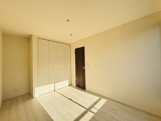 広々収納で、仕事着、普段着をまとめて収納できます。 