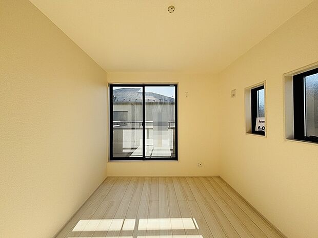 大きな開口部から明るい光が差し込む、日中の室内の明るさがこの部屋の魅力です。 