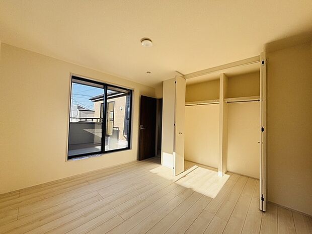 広々収納で、仕事着、普段着をまとめて収納できます。 